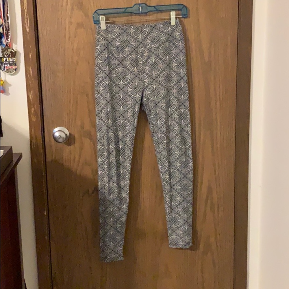Lularoe one size leggings. Nice print. Gently used
